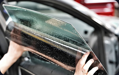 Place the film on the car area in a good position, align with the edges and adjust the position.